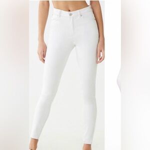F21 WHITE STRECH JEANS!